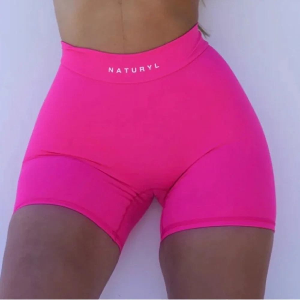 NATURYL - THE V CUT SHORTS - Picture 1 of 5